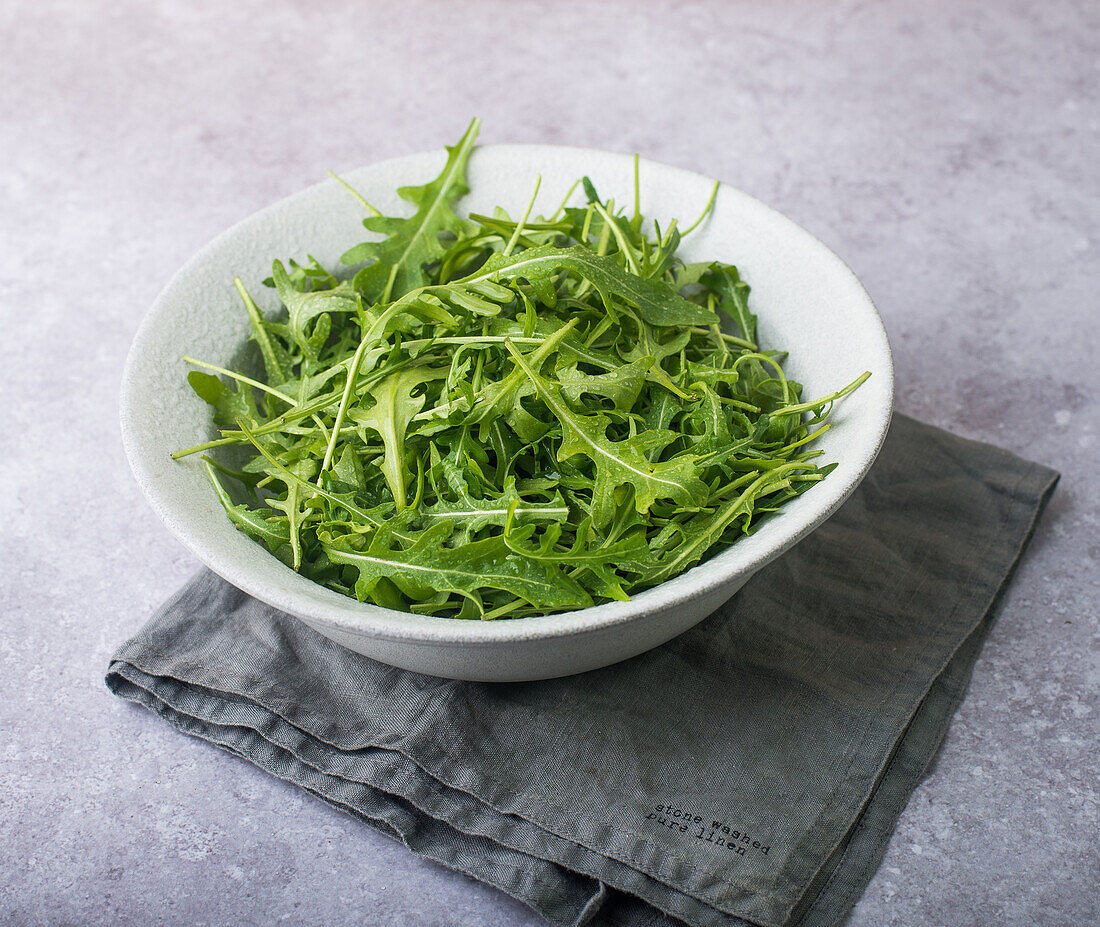 Frischer Rucola in einer Schüssel