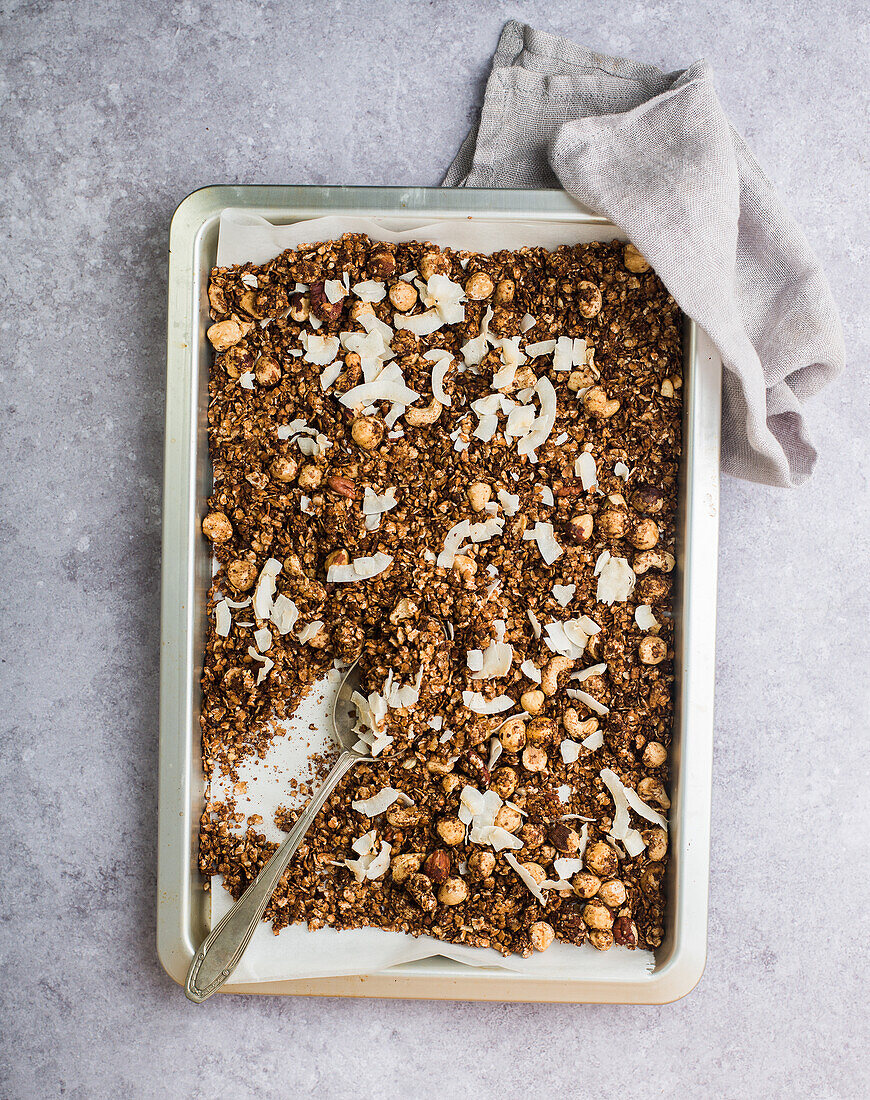 Hausgemachtes Granola-Müsli mit Nüssen auf Ofenblech