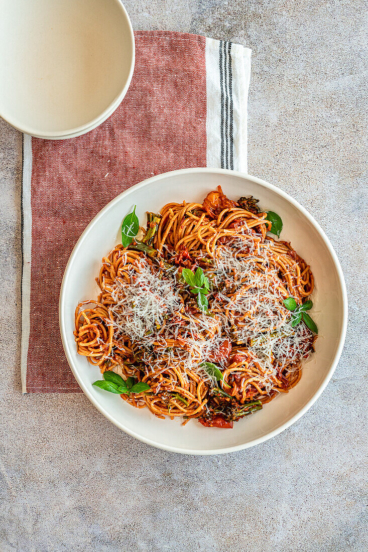 Vollkornspaghetti mit Nduja, Kirschtomaten und Brokkoli