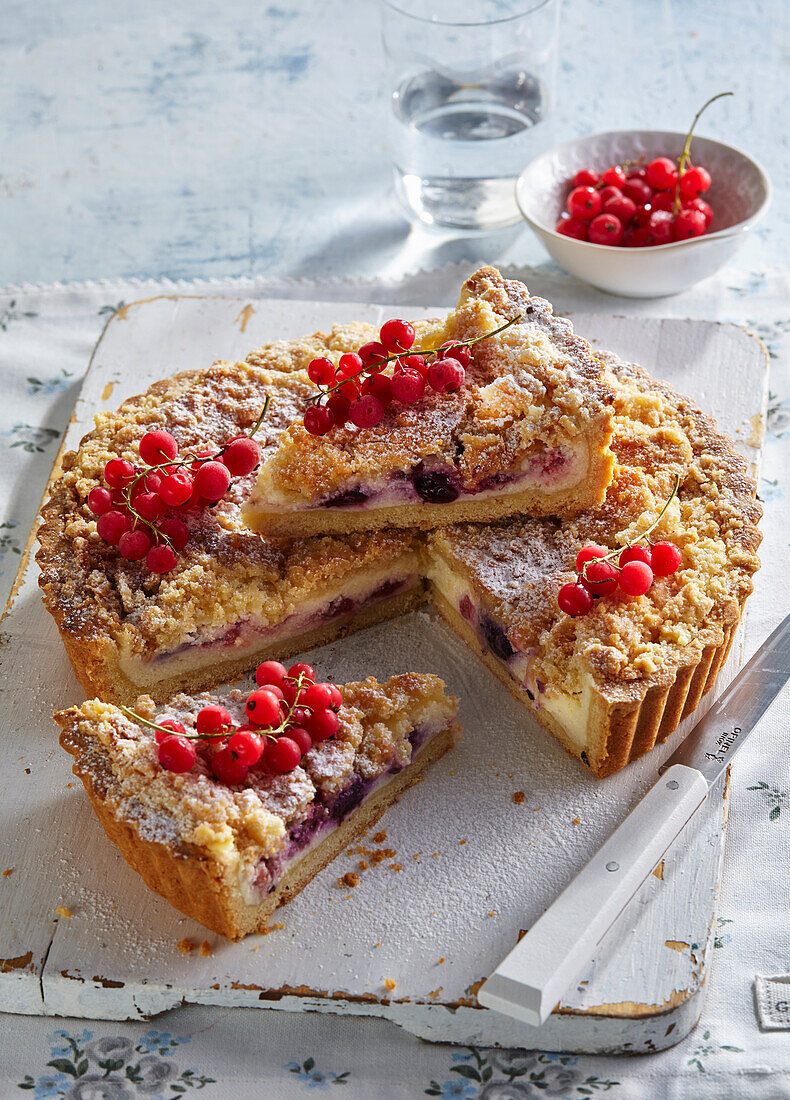 Berry cake with crumble