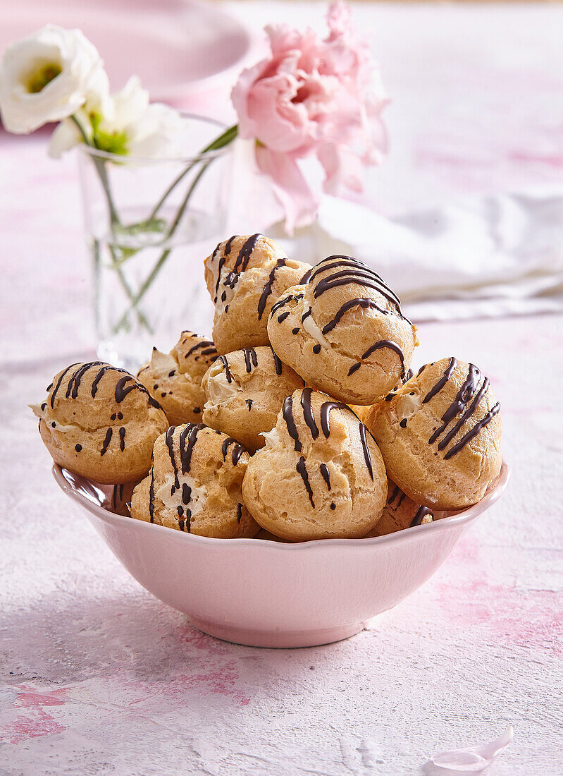 Profiteroles mit Schokoladendekor