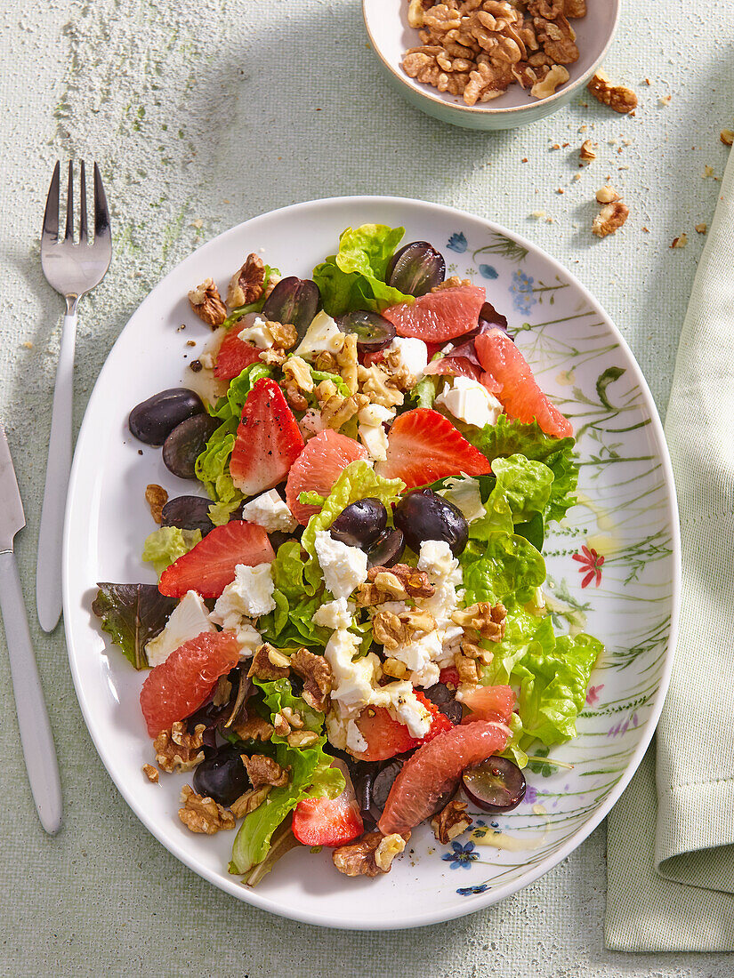 Erdbeer-Grapefruit-Salat mit Ziegenkäse, Trauben und Walnüssen