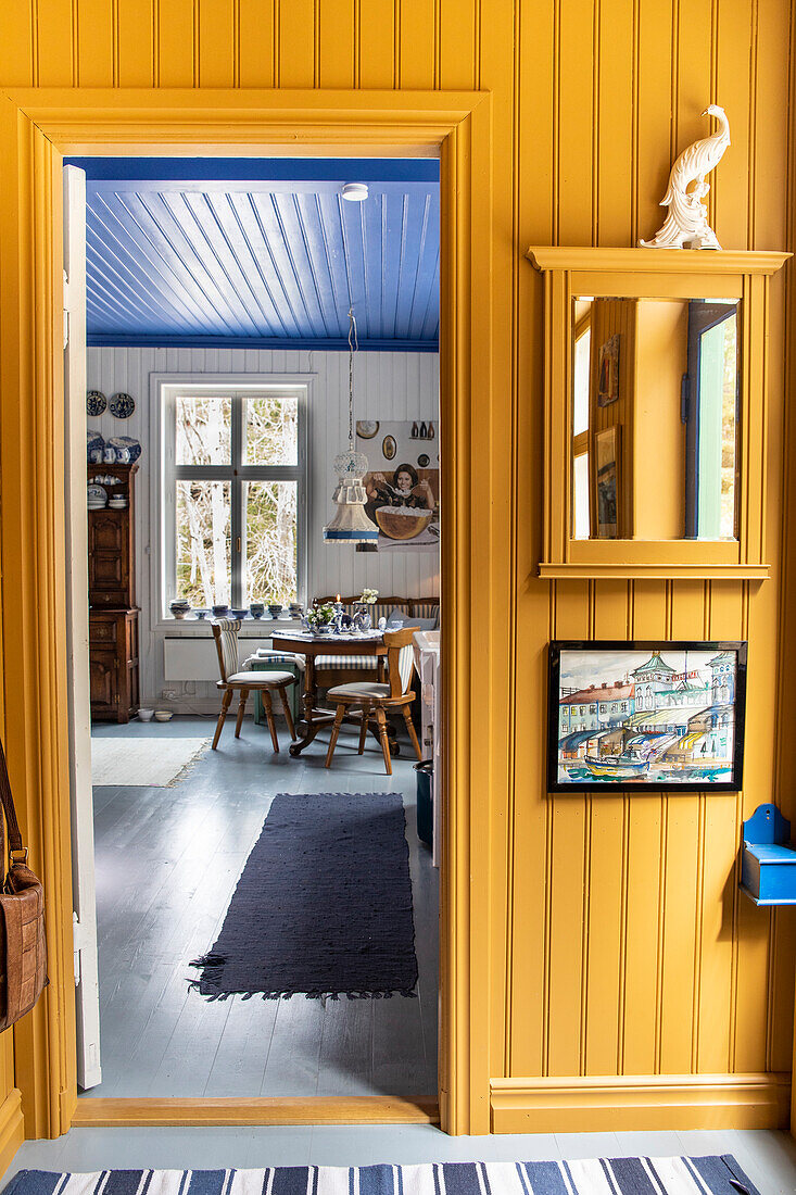 Blick ins ländliche Esszimmer eines Holzhauses