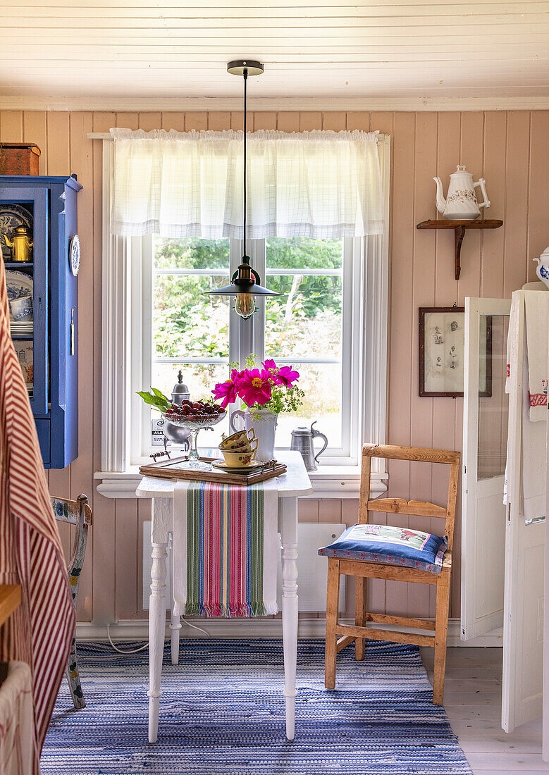 Sommerlicher Frühstückstisch in einem Cottage