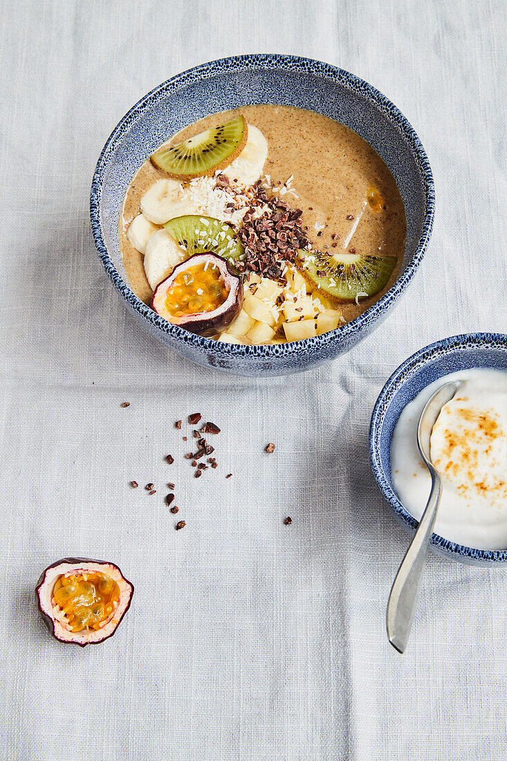 Exotische Fruchtschale auf Bananen-Mangocreme mit Chia