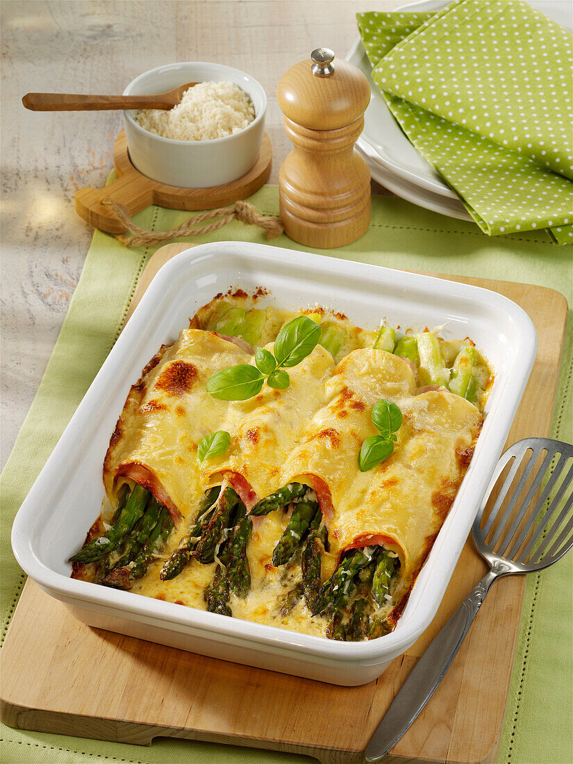 Asparagus filled cannelloni with cooked ham from the oven