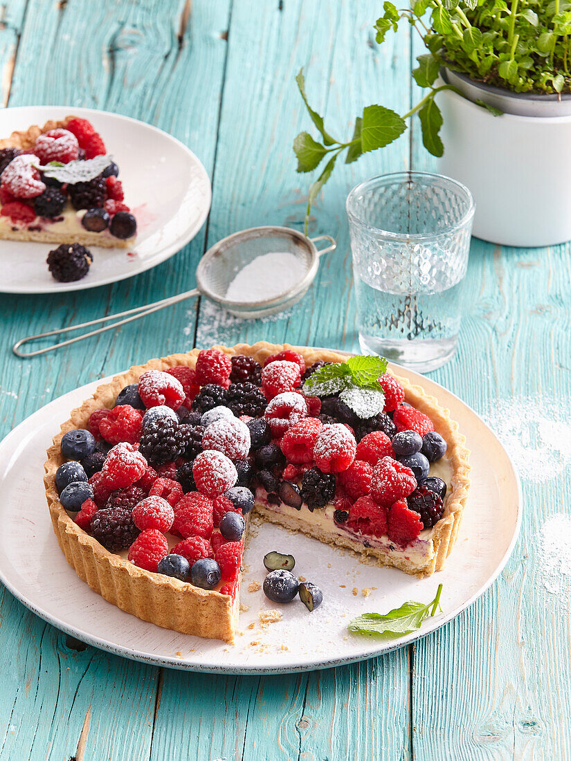 Beerenkuchen mit Mürbeteigboden und Puddingcreme