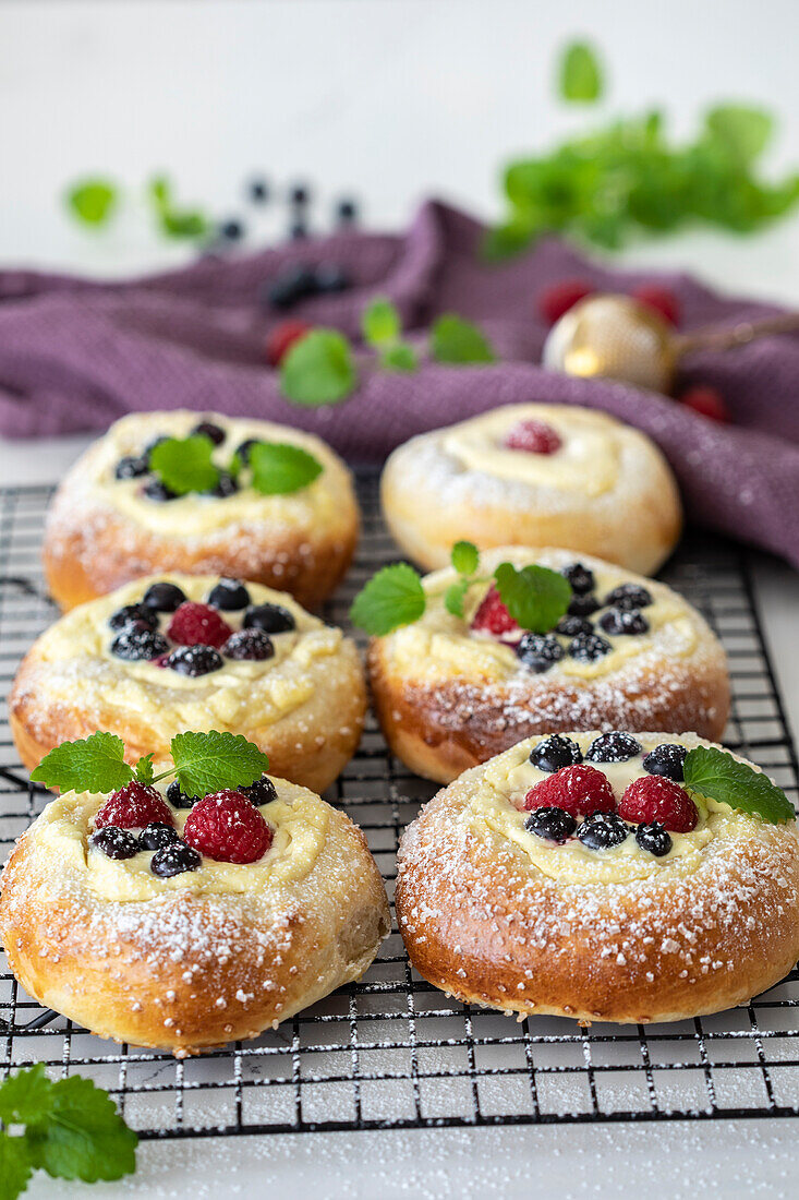 Hefegebäck mit Vanillecreme und Beeren