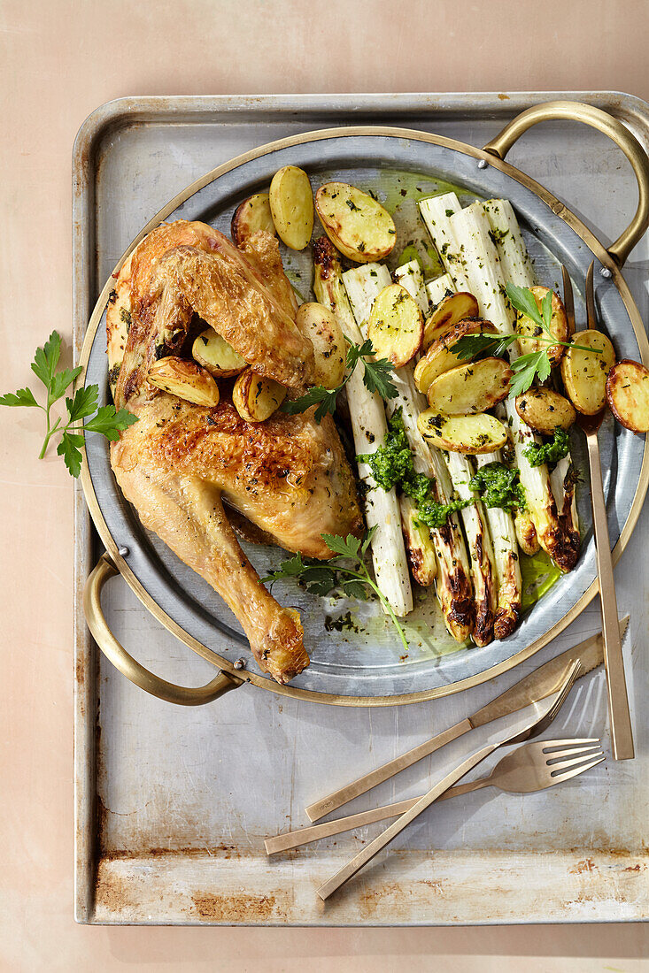 Maishähnchen und weißer Spargel vom Blech