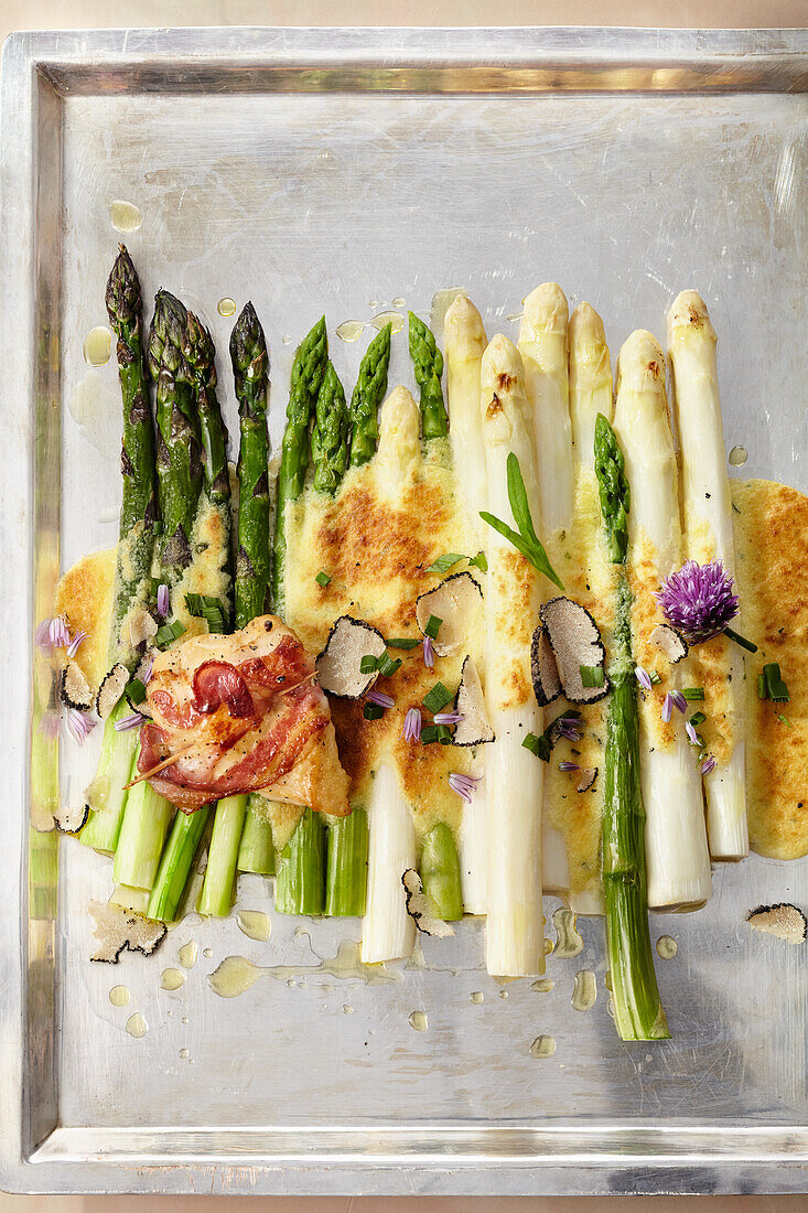 Bunter Ofen-Spargel mit Hähnchen in Pancetta