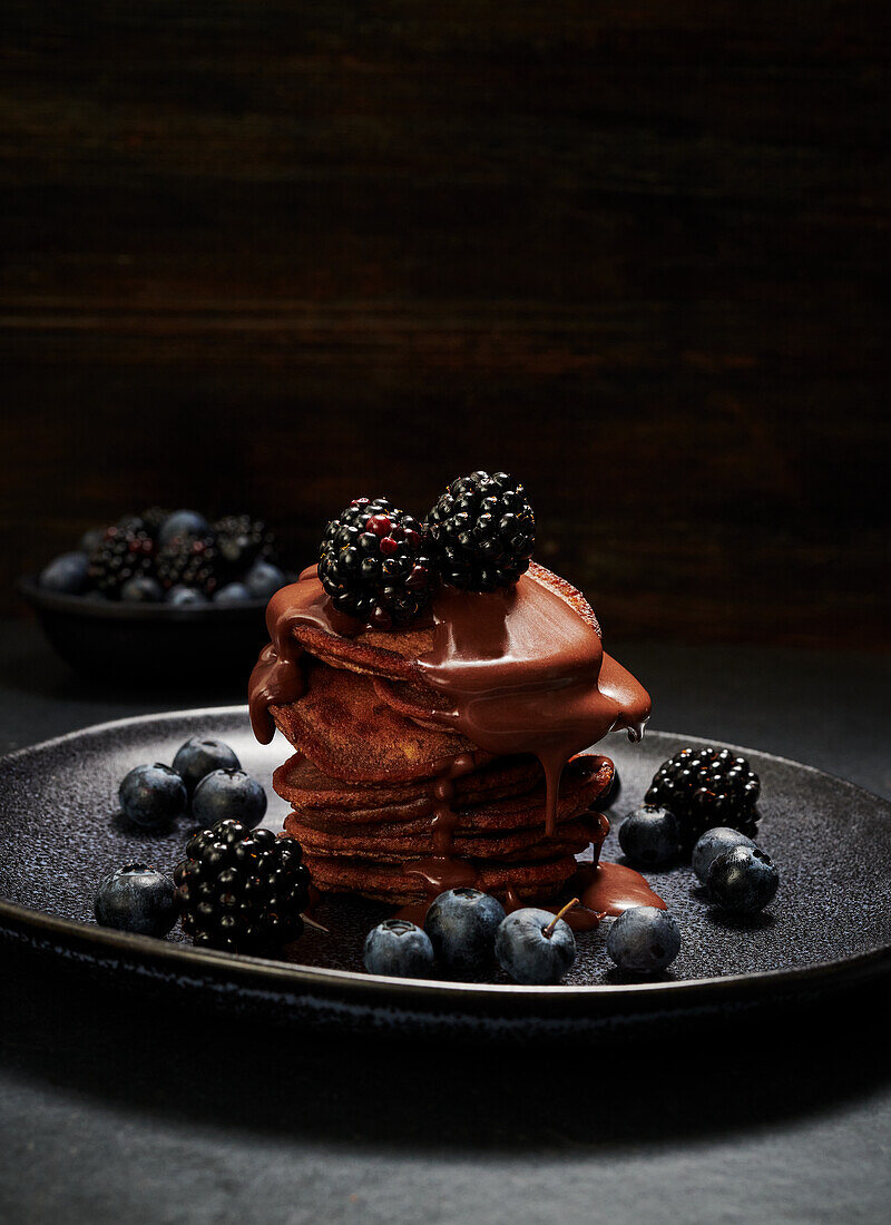 Schokoladen-Pancakes mit Brombeeren und Heidelbeeren