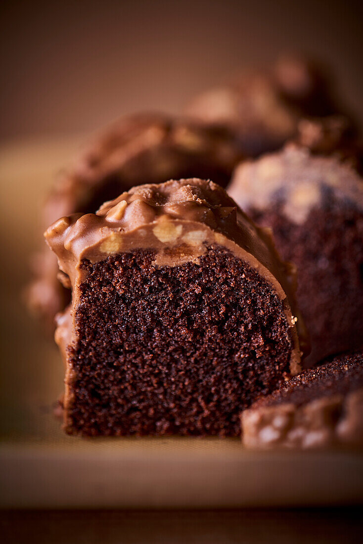 Schokoladenkuchen mit Erdnussglasur (Close Up)