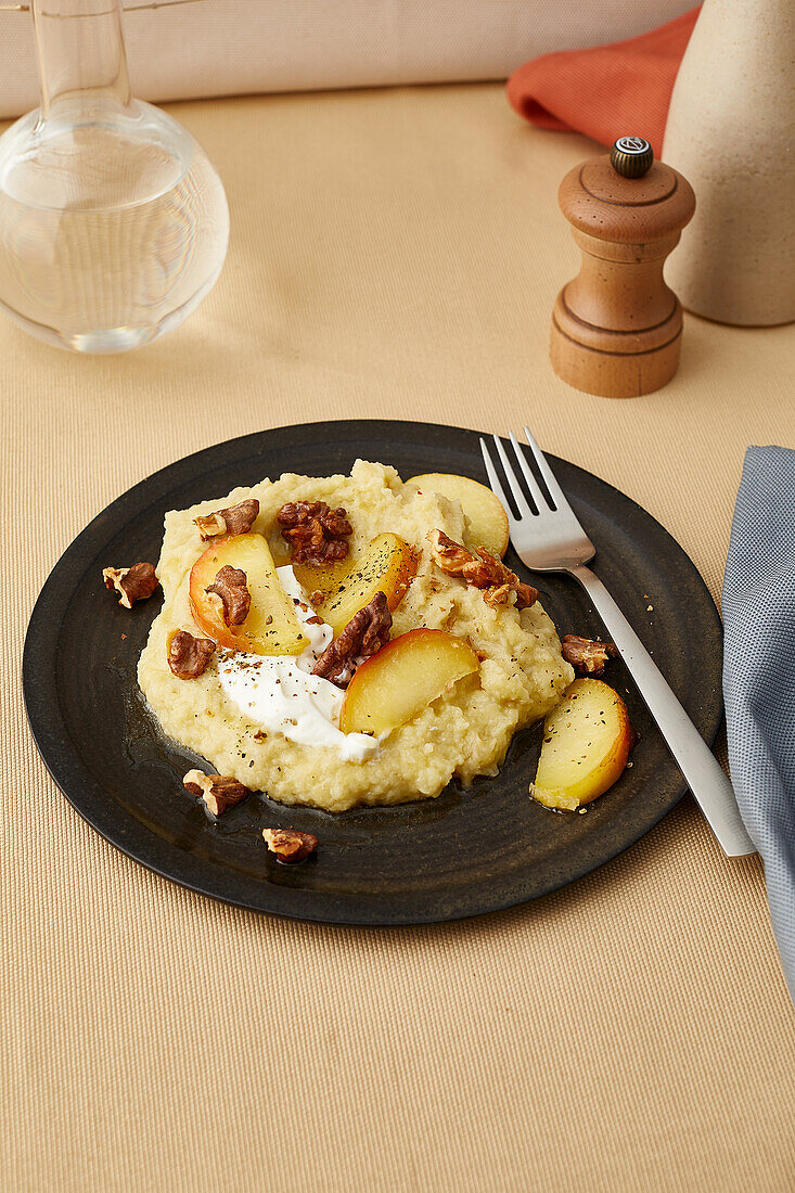 Topinamburpüree mit gebratenen Äpfeln und Nüssen