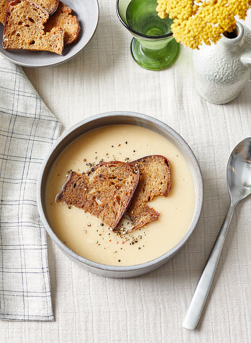 Weinsuppe mit Brotchips