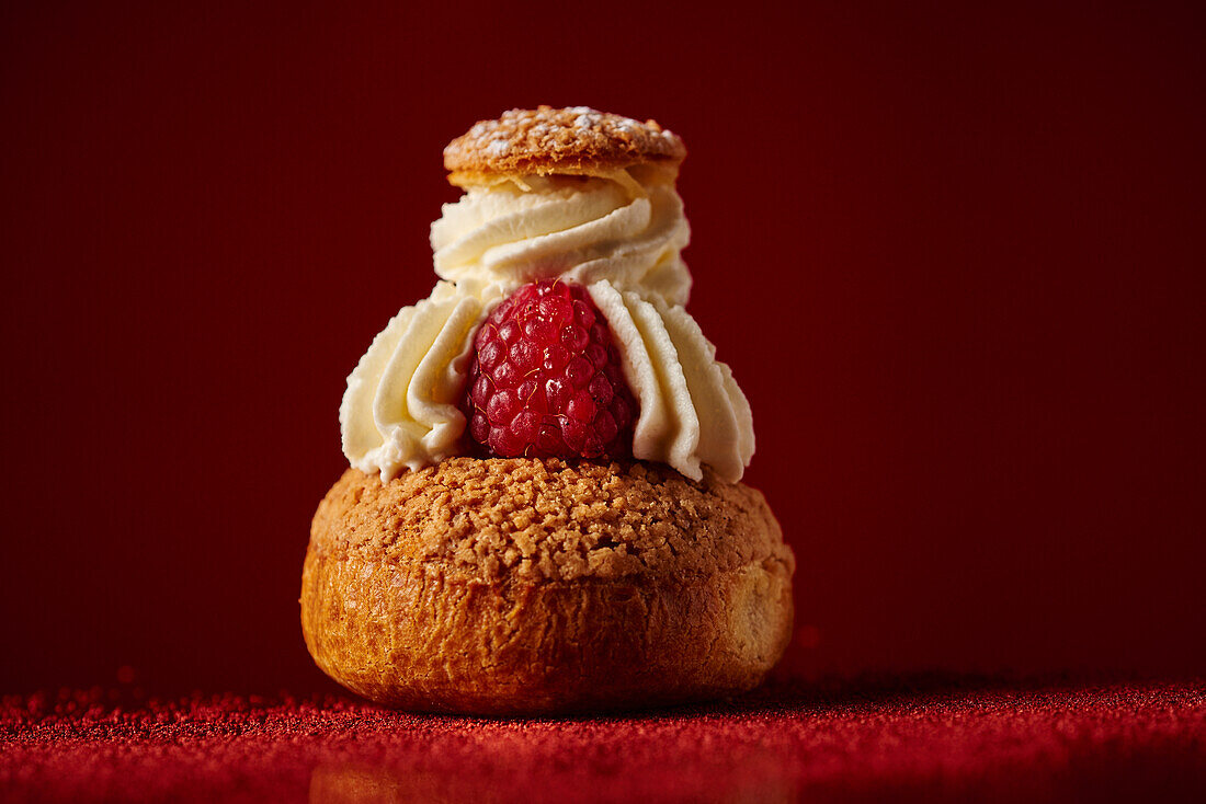 Cream puff with raspberry and cream