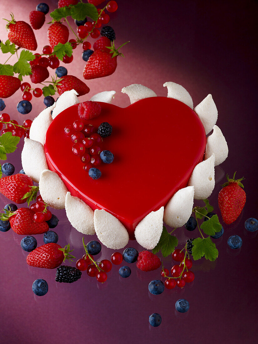 Herzförmige Torte mit roten Beeren