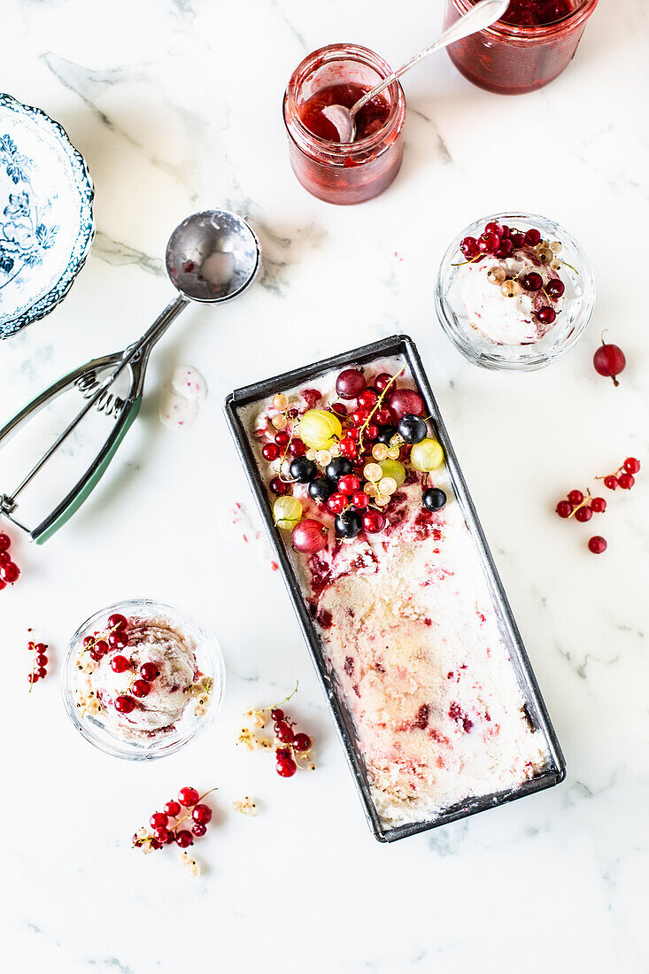 Granola ice cream with currants