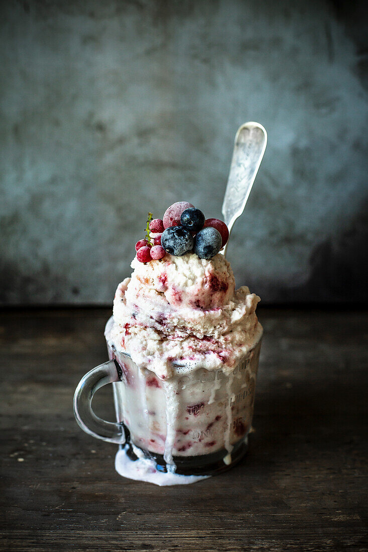 Kombucha-Eis mit Sommerbeeren