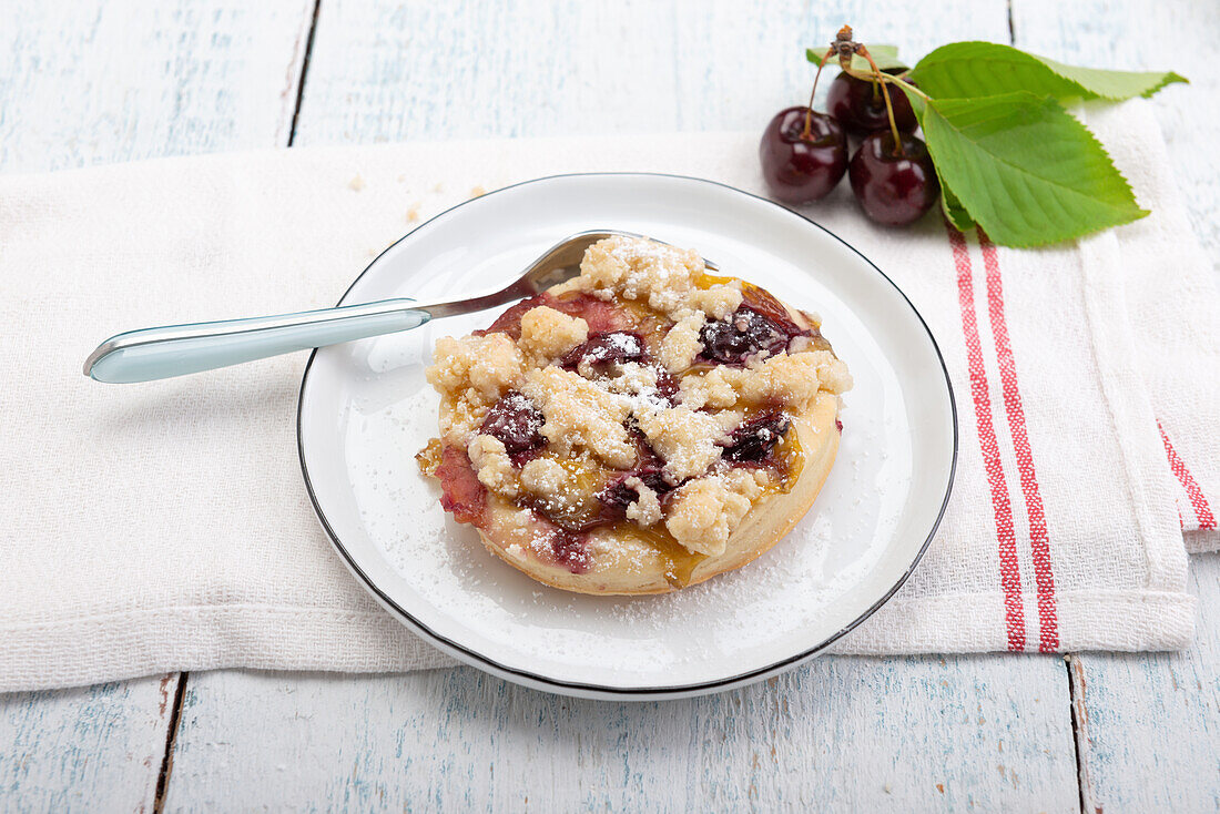 Streuseltaler mit Vanillepudding und Kirschen