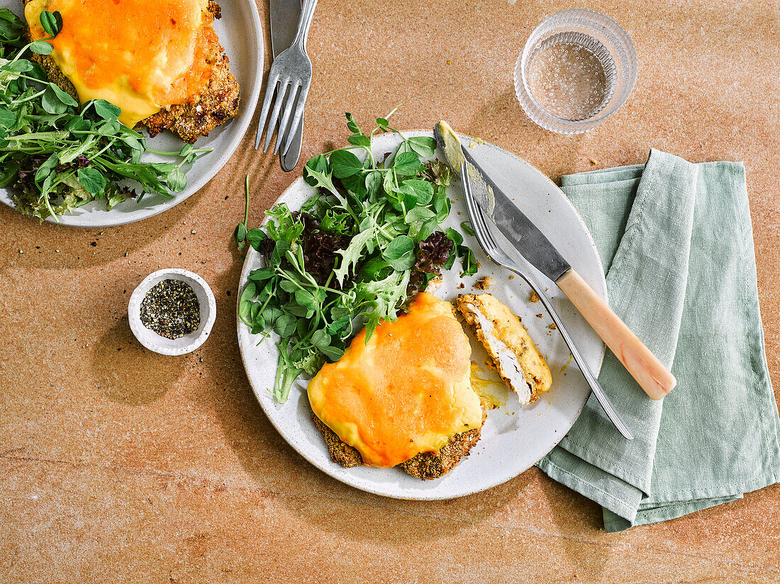 'Chicken Parmo' - Schnitzel mit Béchamelsoße und Käse überbacken