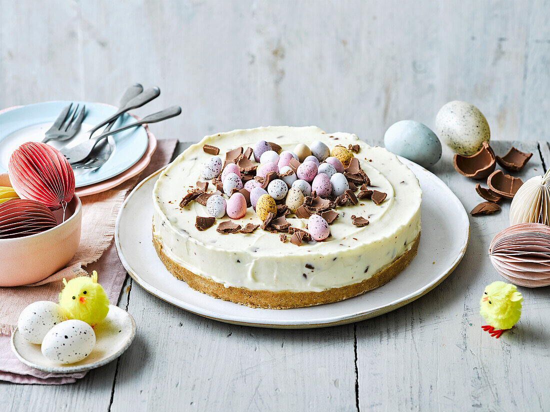 Käsekuchen dekoriert mit Ostereiern