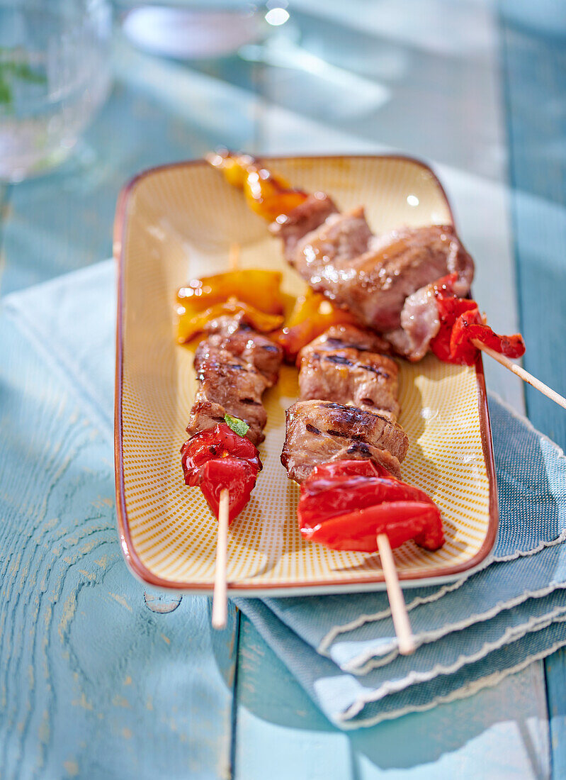 Duck and pepper skewers with honey