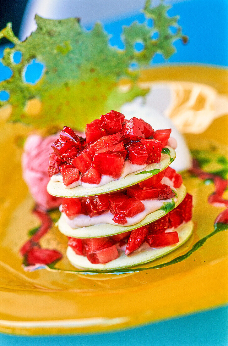 Millefeuille von Erdbeeren und Joghurtsorbet