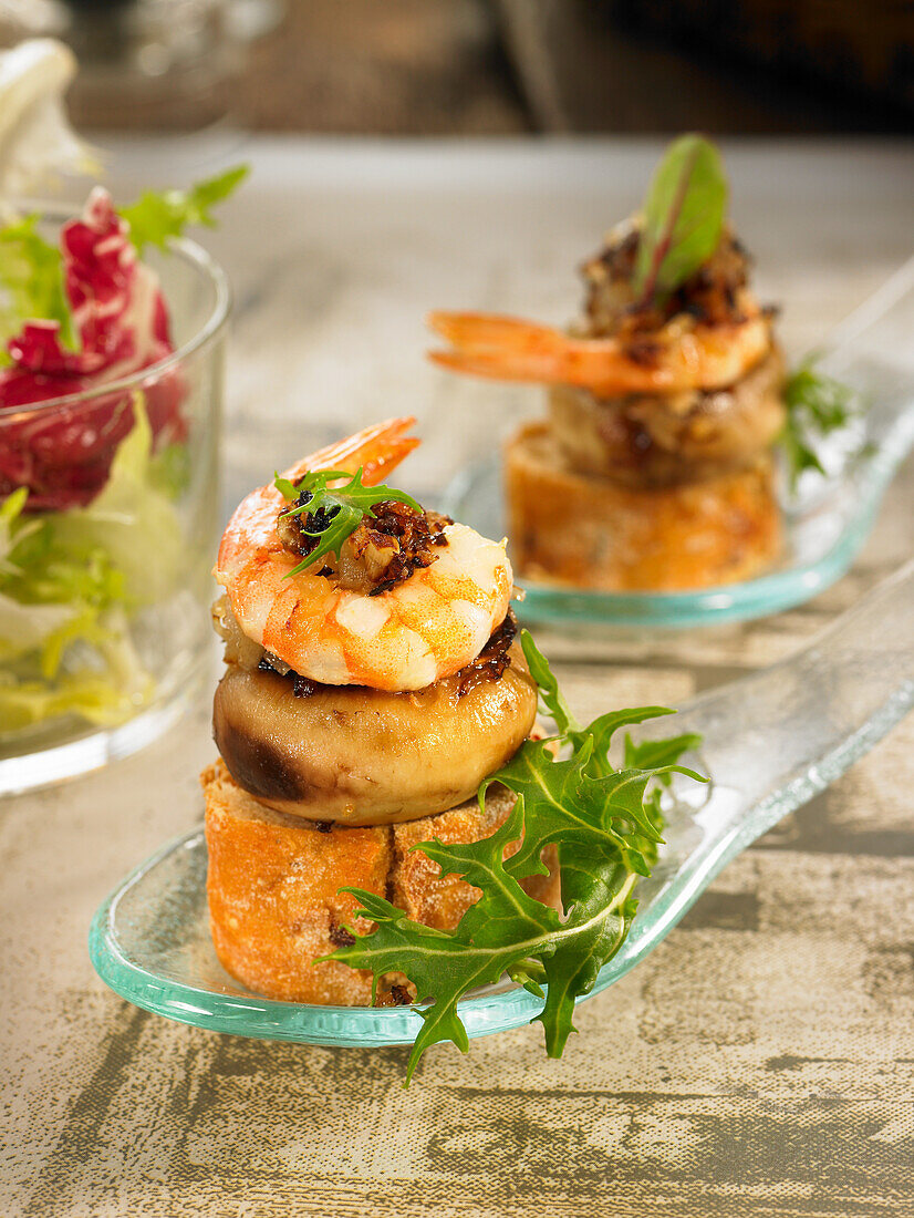 montadito de colas de langostino y champinon encebollado.