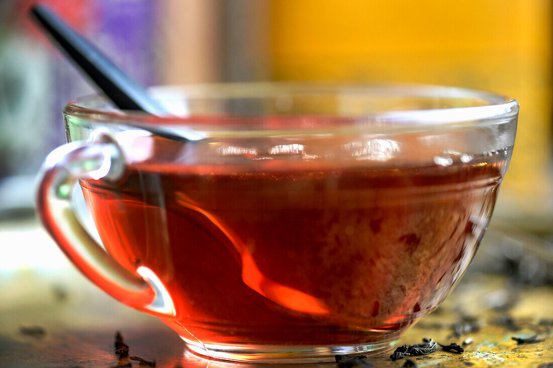 Eine Tasse Tee mit Teelöffel