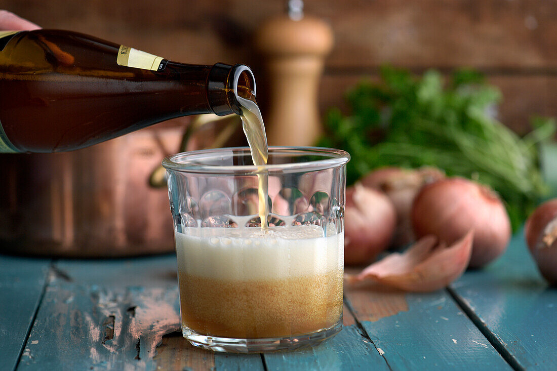 Bier wird in ein Glas gegossen