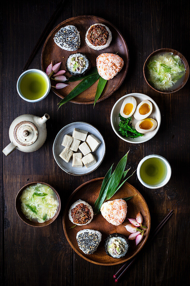 Onigiri, auch Nigirimeshi oder Omusubi (Würzige Reisklöße, Japan)