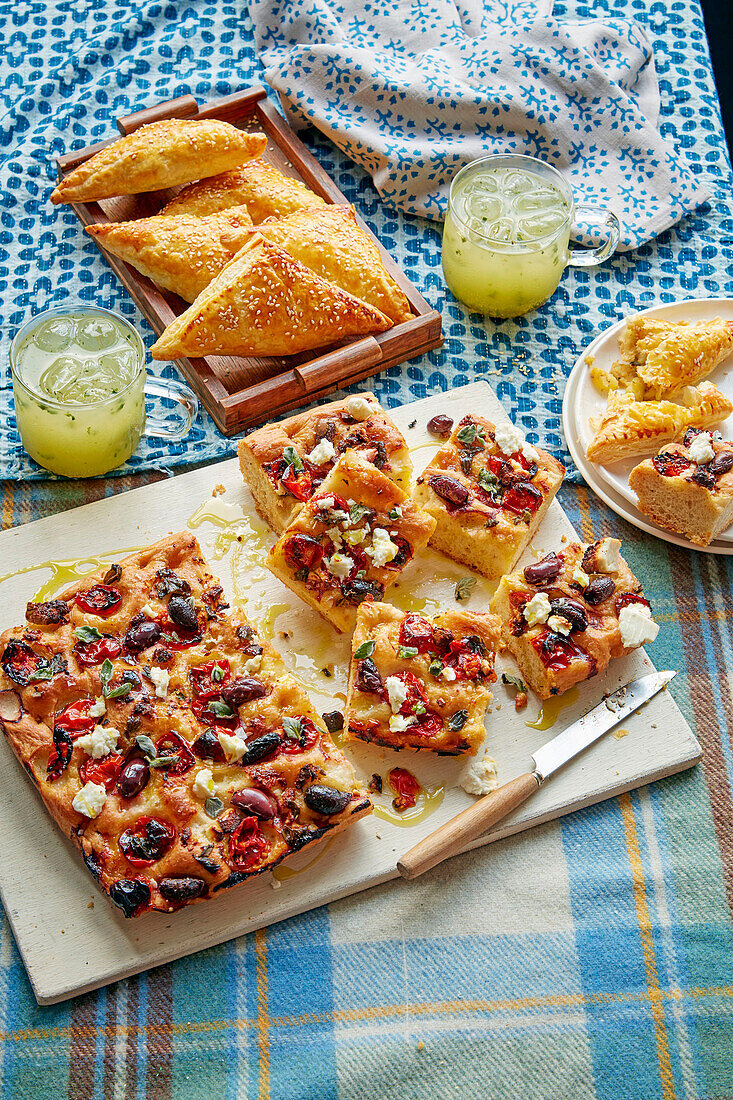 Kirschtomaten-Focaccia mit Oliven und Feta