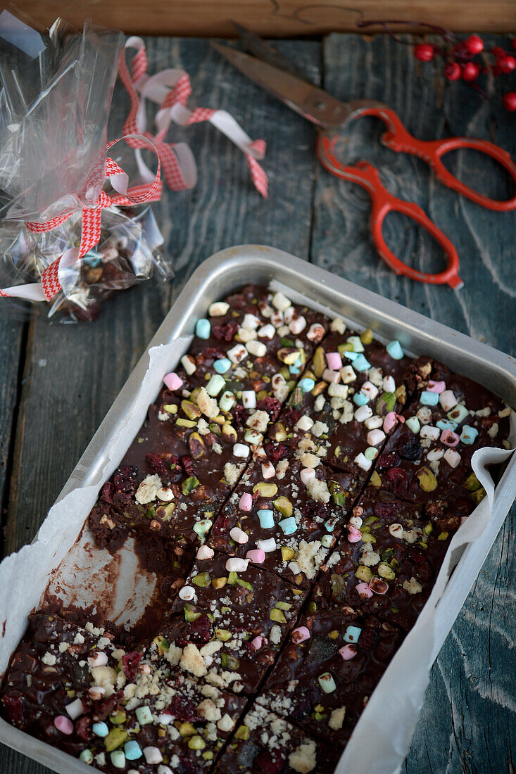 Rocky Road Cake (Schokoladen-Marshmallow-Kuchen, USA) zum Verschenken