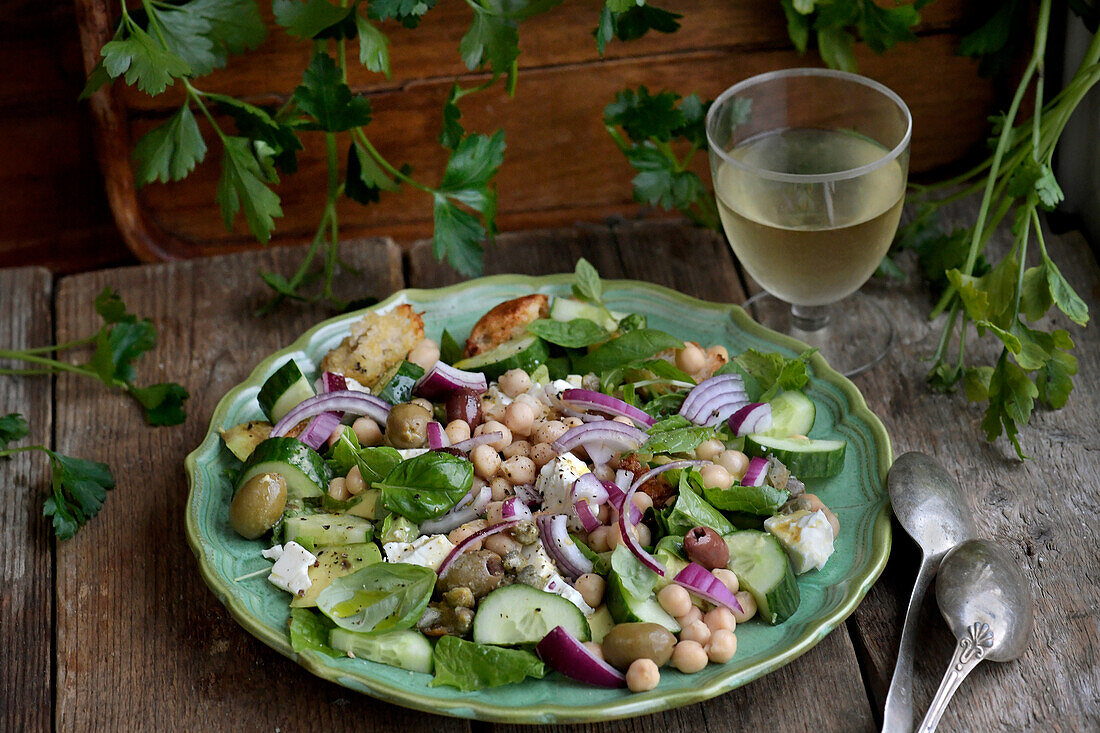 Kichererbsensalat mit Croutons, Avocado und Feta