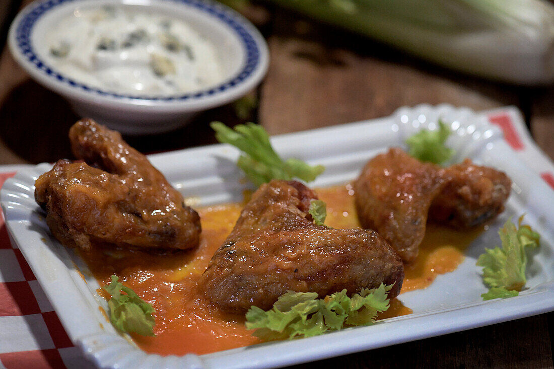 Hot Buffalo Wings mit Blauschimmelkäse-Dip