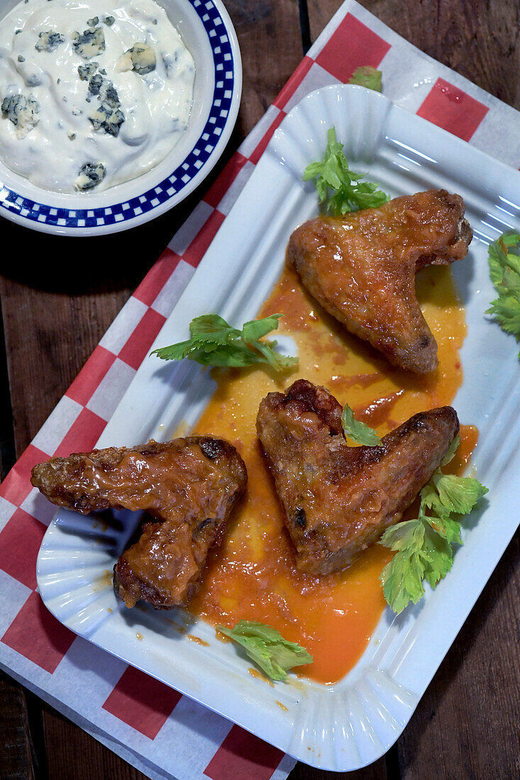 Hot Buffalo Wings mit Blauschimmelkäse-Dip