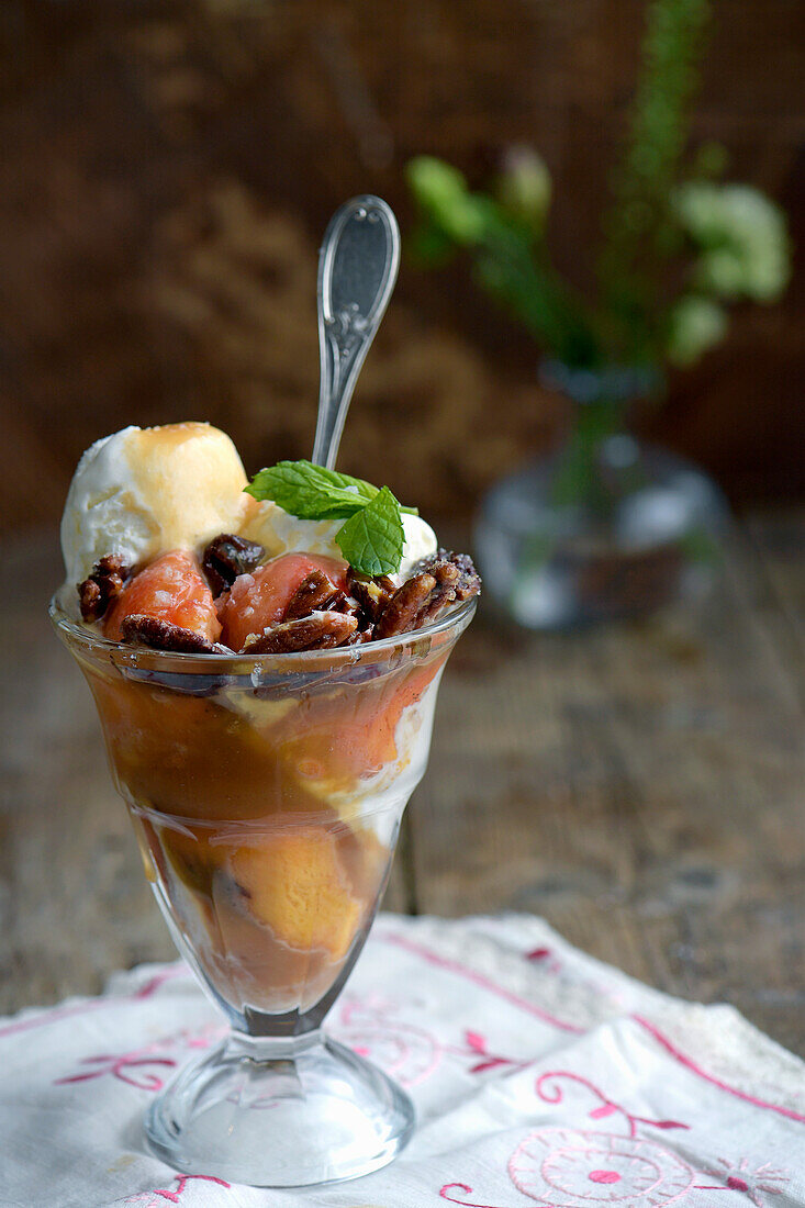 Eisbecher mit gegrillten Pfirsichen, würzigen Pekannüssen und Bourbon-Karamell