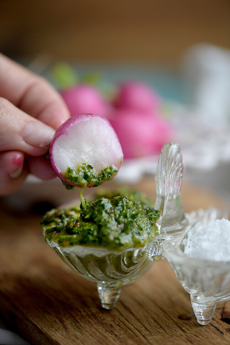 Blanchierte Radieschen mit Kräuter-Chimichurri zum Dippen