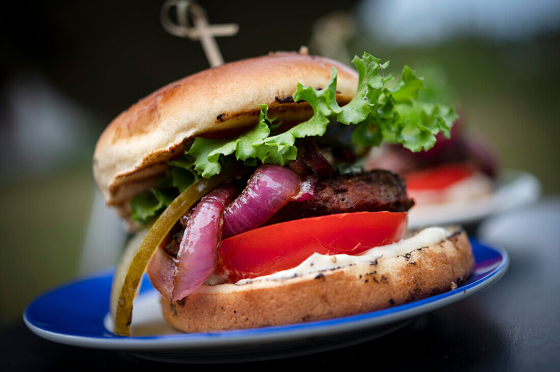 BBQ-Burger mit Relish aus roten Zwiebeln und Blauschimmelkäse