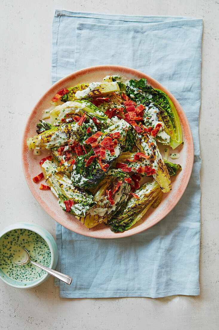 'Verkohlter' Salat mit Ranch-Dressing und Speckstückchen