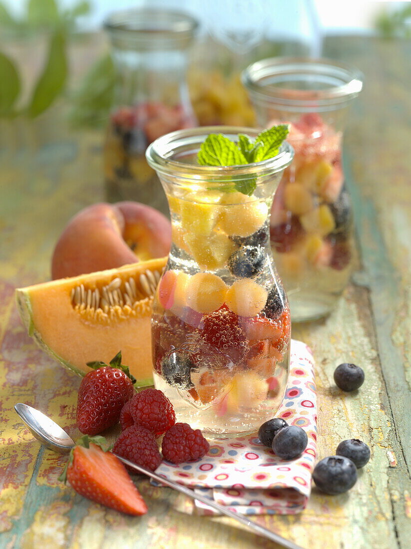 Alkoholfreie Sommerbowle mit Früchten