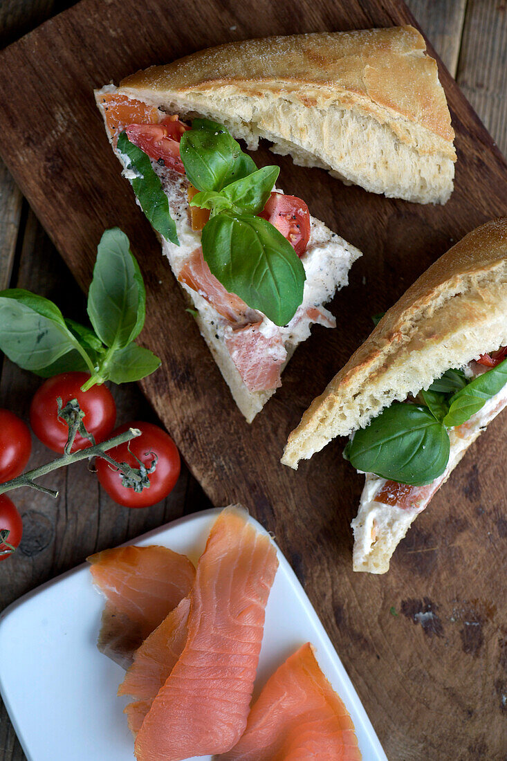 Sandwich mit Räucherlachs, Tomate und Basilikum