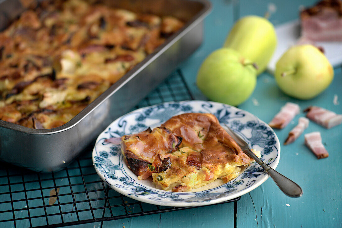 Ofenpfannkuchen mit Zwiebeln, Äpfeln, Speck und Thymian