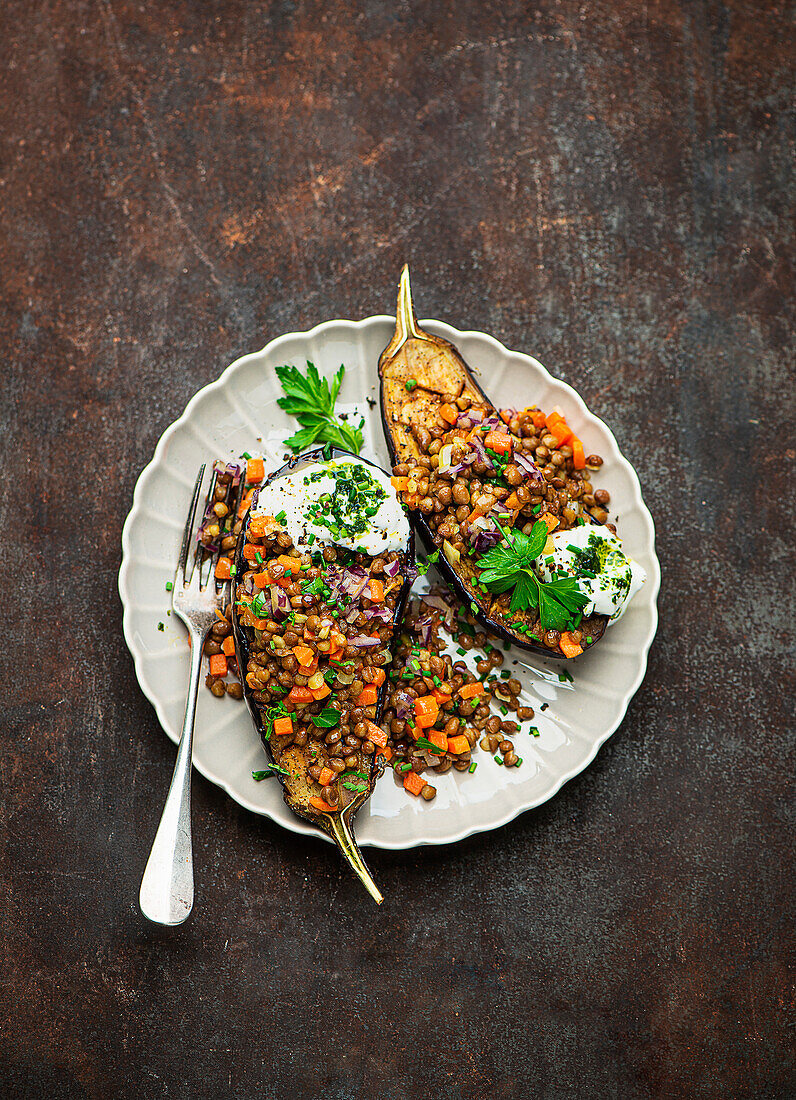 Gegrillte Aubergine mit Linsen und Joghurt