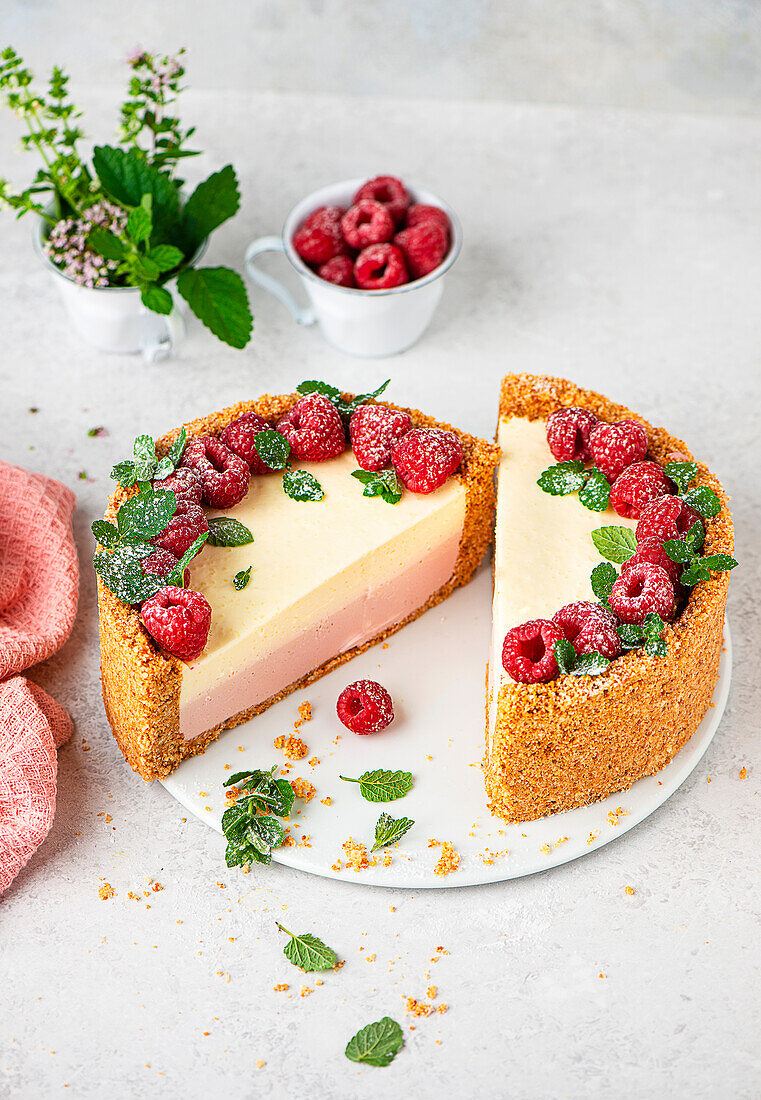 No-bake cheesecake with raspberries