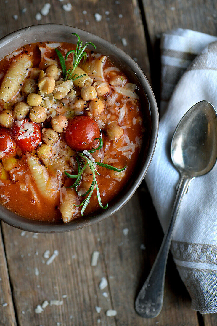 Noodles with chickpeas in tomato sauce