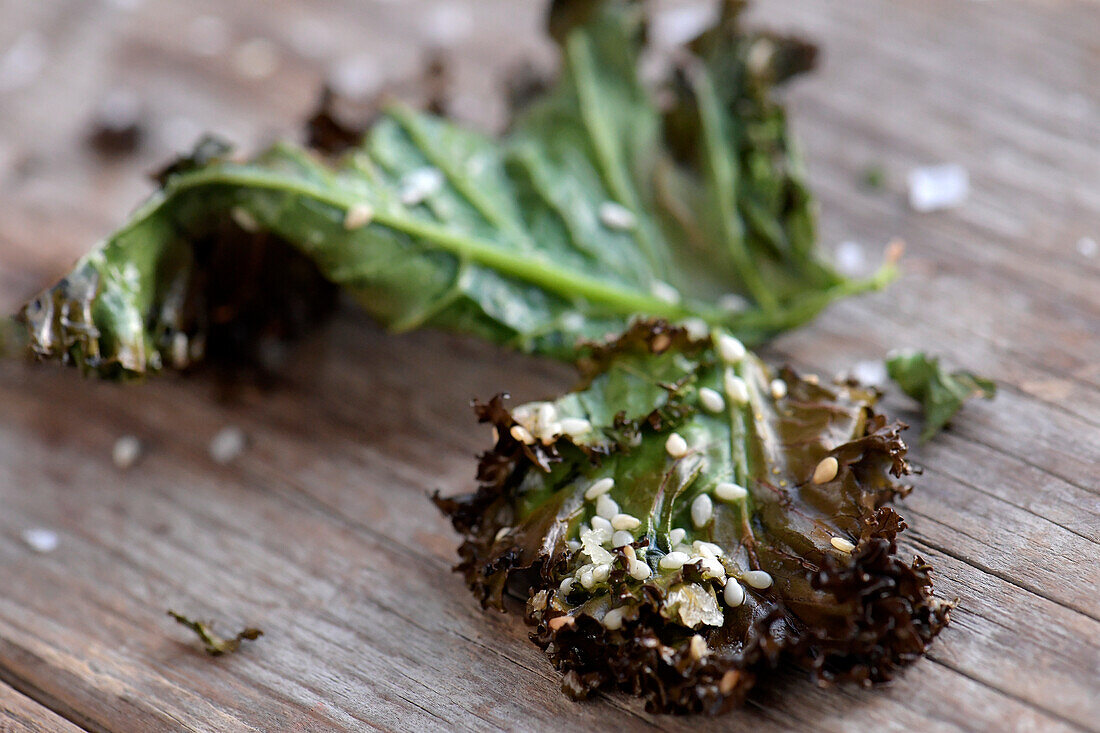 Kale chips with sesame seeds