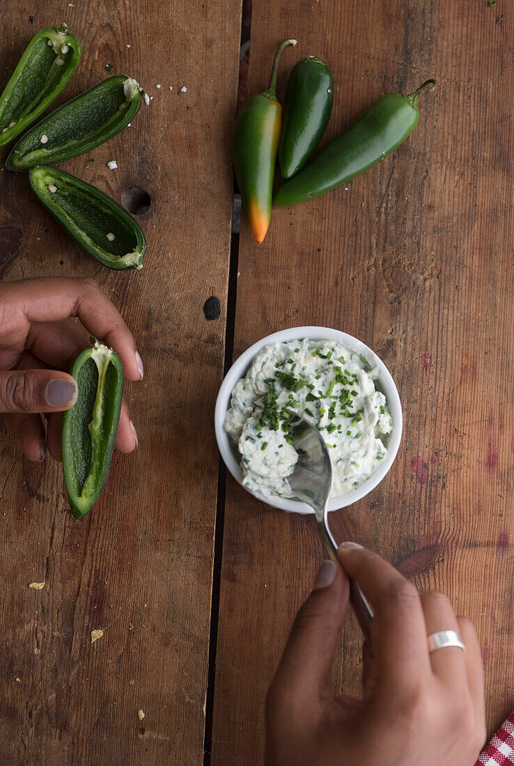 Jalapeno Poppers - Chilischoten mit Frischkäse füllen