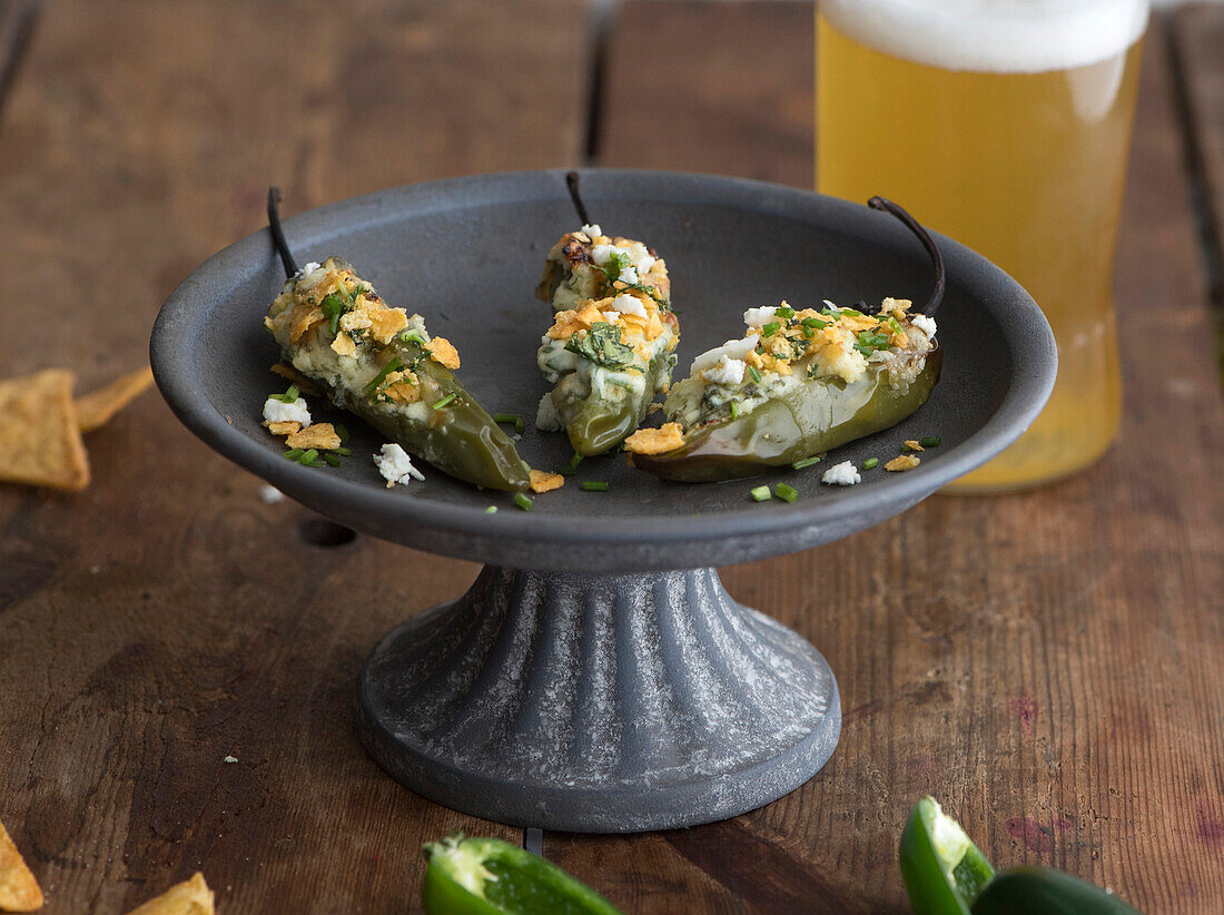 Jalapeno Poppers (gebackene, mit Frischkäse gefüllte Jalapenos)