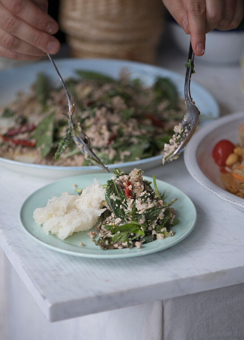 Larb - thailändischer Fleischsalat mit Schweinefleisch